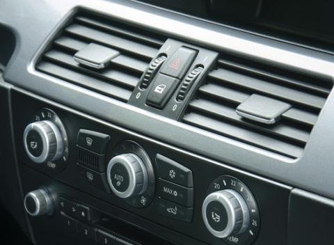 Čistenie a kontrola klimatizácie. Letné teploty prežijete ľahšie v aute s funkčnou klímou, ktorá sa postará o pohodlné cestovanie. 