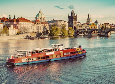 Plavba loďou na vlnách Vltavy,  nezabudnuteľný výhľad na panorámu Prahy, skvelé jedlo a zábava.