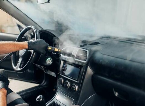 Voňavé a čisté auto vďaka kompletnému čisteniu či dezinfekcia ozónom, ktorá likviduje vírusy a baktérie.