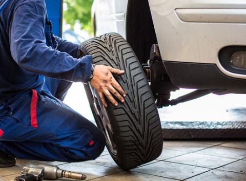 Kompletné prezutie pneumatík + vyváženie kolies. Nenechávajte si povinné prezúvanie pneumatík na poslednú chvíľu.