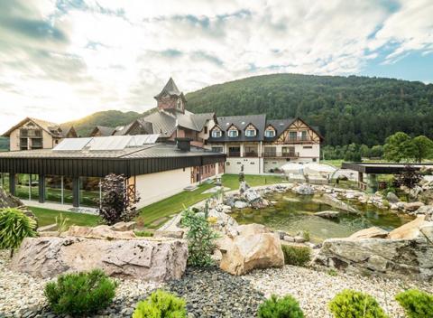 Objavte s nami krásy severného Slovenska. Pobyt s raňajkami a neobmedzeným wellness v exkluzívnom Village resort Hanuliak v Belej.