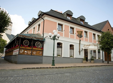 Vyrazte na pokojný veľkonočný víkend plný tradície do mesta Kežmarok. Pobyt s polpenziou a dieťa do 5 rokov zdarma v Hoteli Club***.