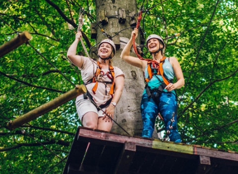 Vstup do lanového centra na Kolibe pre veľkých aj malých. Využite pekné počasie a príďte zdolávať množstvo prekážok v korunách stromov.  
