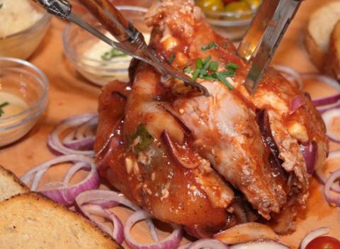 Vychutnajte si najobľúbenejšie tradičné špeciality - bryndzové pirohy, halušky, huspeninu alebo bravčové koleno.