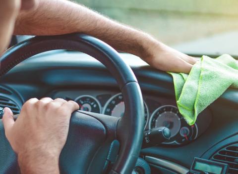 Poctivé ručné čistenie auta. Peknú jazdu si vychutnáte jedine v peknom a čistom aute. Stačí si len vybrať z balíkov kvalitných služieb.