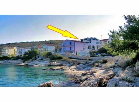 Na parádnu dovolenku v Chorvátsku nie je nikdy neskoro! Zažite skvelý oddych v Apartmánoch Toni v mestečku Bilo v blízkosti Primoštenu.