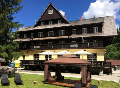 Vitajte v 3* hoteli Mikulášska chata a kochajte sa jedinečnou zachovanou tatranskou architektúrou z 1950. Pobyt s polpenziou a wellness. 