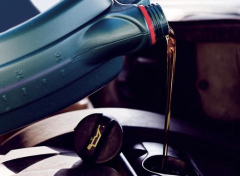 Výmena motorového oleja a filtra osobných vozidiel s materiálom. Dajte srdcu vášho auta novú silu s olejom Castrol!