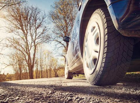 Kompletné prezutie alebo výmena pneumatík. S príchodom teplejších dní sa oplatí prezuť aj vaše zimné pneumatiky.  