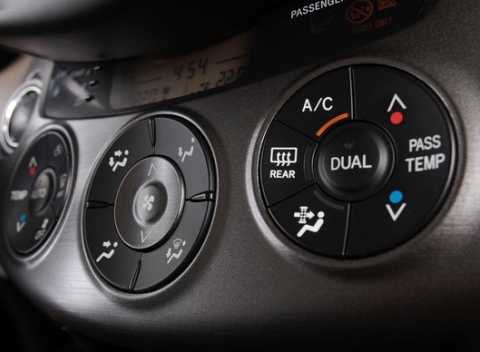 Čistenie klimatizácie ozónom. Zbavte sa vo vašom aute všetkých pachov, alergénov, plesní, vírusov a baktérií. 