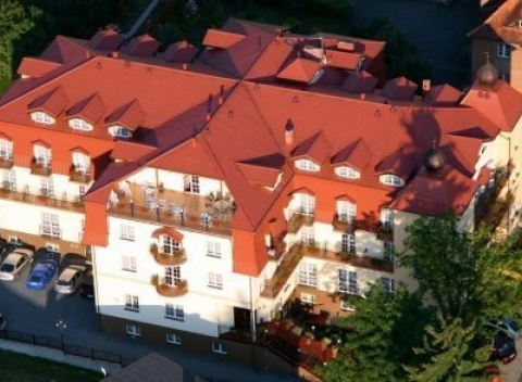 Odhoďte každodenné starosti a užite si luxusný pobyt s polpenziou a wellness v hoteli Adam & Spa*** v krásnom kúpeľnom meste Kudowa-Zdrój.