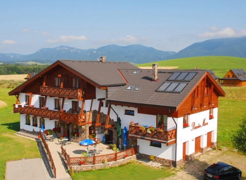 Krásna príroda priamo v srdci Liptova vám bude ležať ako na dlani pri pobyte v rodinnom penzióne Mara, s polpenziou a zľavou do aquaparkov.