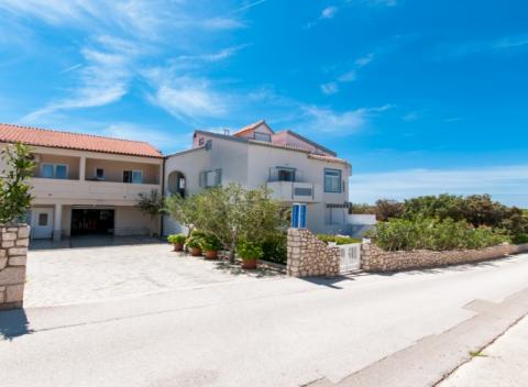 Spoznajte s nami jedinečný ostrov Pag v Severnej Dalmácii. Pobyt v Apartmánoch Anđelika vzdialených 20m od pláže v letovisku Mandre. 