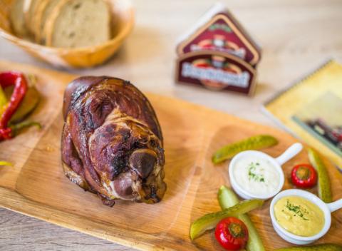 Poctivé bravčové údené koleno. Sadnite si s priateľmi a vychutnajte si výborné jedlo s pivkom v príjemnej atmosfére starých čias.