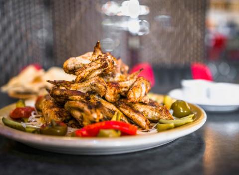 Partia kamošov, krígeľ piva a poriadne chrumkavé grilované kuracie krídla, ktoré sa oddeľujú od kosti jedna radosť. Čo viac si priať?