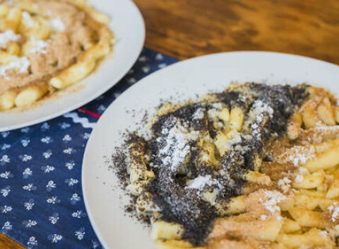 Poctivé domáce, ručne robené šúľance s makom a strúhankou, so strúhankou alebo s makom.