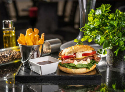 Grand Mothers Burger s hranolkami v Starom Meste, pochúťka v ktorej sa snúbia rôzne chute.