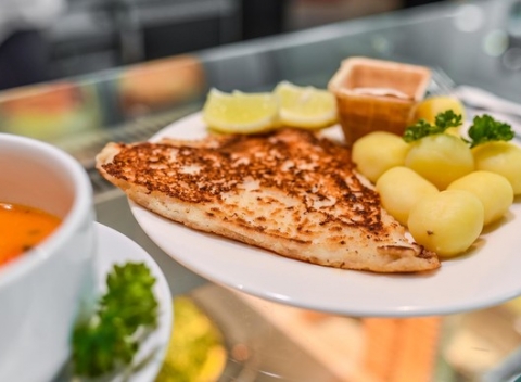 Pochutnajte si na výnimočnom NORDSEE grilovanom platýze so zemiakmi a polievkou v 4 nákupných centrách. Chutná pauzička pri nakupovaní.
