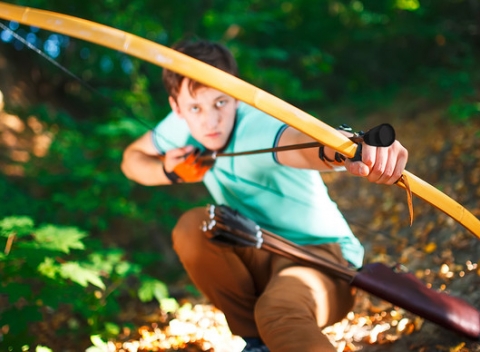 Zahrajte si novú adrenalínovú hru, Arrow Tag. Spája prvky vybíjanej a lukostreľby, kde namiesto lopty sa hrá s lukmi a penovými šípmi. 