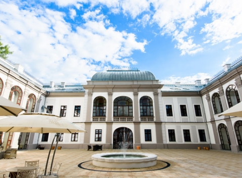 Nezabudnuteľný pobyt plný luxusu a histórie v kaštieli Gino Park Palace****. Ubytovanie v izbách De Luxe s kráľovským wellness a polpenziou.