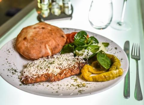 Pochutnajte si na výbornej balkánskej špecialite - pleskavica so syrom a pizza chlebom v reštaurácii hotela Gaudio.