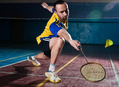 Hodinový vstup na bedminton, vznešený a dynamický šport s operenou loptičkou.