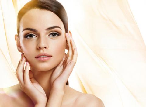 Luxusný darček pre náročnú pleť – diamantová mikrodermabrázia alebo ošetrenie kyselinou hyaluronovou či kolagénom.