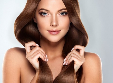 Je tu jarné obdobie a naše vlasy potrebujú osviežiť farbu a dodať im lesk. Farbenie, strih a regeneračná maska v Crazy beauty salón.