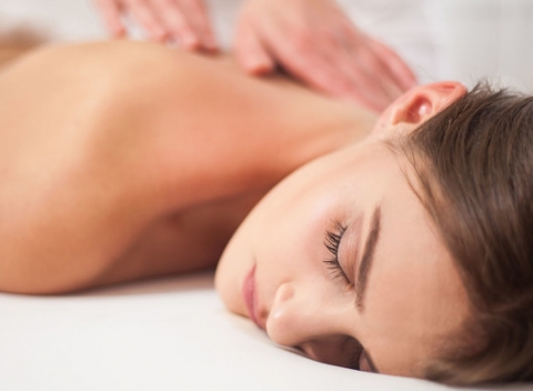 Vychutnajte si 5* masáž u vás doma so skúseným spa terapeutom a doprajte svojmu telu luxus s tými najlepšími bio-organickými olejmi.