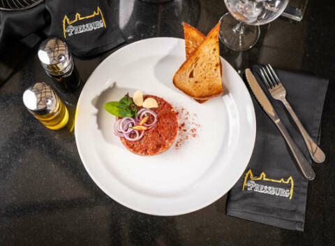 Tatarský biftek s topinkami v Hamsik Prosecco Bar & Restaurant.