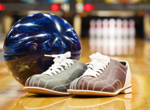 Zabavte sa spolu s priateľmi pri partičke bowlingu na profesionálnej dráhe Brunswick. Nepotrebujete žiadnu špeciálnu výbavu a zručnosti. 