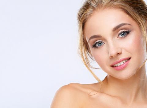 Luxusný darček pre náročnú pleť – diamantová mikrodermabrázia alebo ošetrenie kyselinou hyaluronovou či kolagénom.