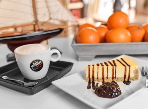 Oslaďte si deň skvelým čokoládovým alebo americkým cheesecakom s vynikajúcou kávou v príjemnej cukrárni Cafe Barcelona.
