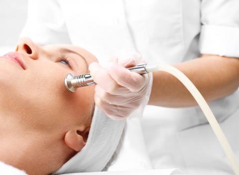 Po zamatovej, sviežej a rozjasnenej tvári túži každá žena. Ošetrenie pomocou diamantovej dermabrázie a ultrazvuku vám k nej dopomôže. 