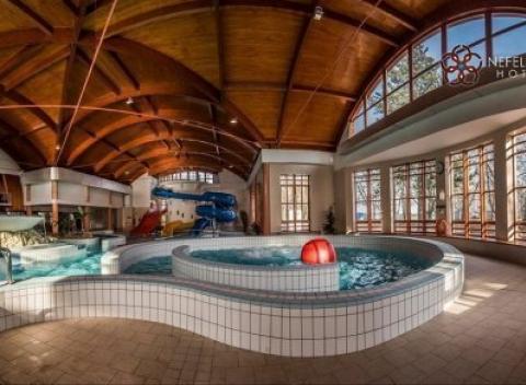 Unikátny pobyt v maďarskom meste Mezökövesd v krásnom hoteli Nefelejcs*** s bohatou polpenziou, vstupom do liečivých termálov a wellness. 