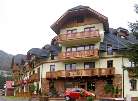 Doprajte si aktívny oddych v panenskej prírode nekonečných lesov v čarovnej horskej obci Donovaly s ubytovaním v Apartmánovom dome Kamzík. 