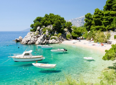 Užívajte si letnú dovolenku na Makarskej riviére v Chorvátsku. Pobyt pre dvoch s polpenziou v príjemnom rezorte Dalmacija*** v Zaostorgu.