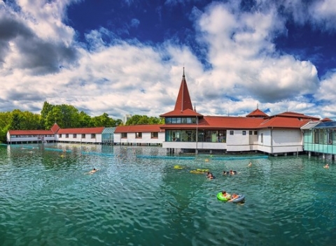 Obľubujete termálnu vodu či piesočnaté pláže? S pobytom vo Ville Lira Hévíz máte na dosah oboje - jazero Hevíz i Balaton. 