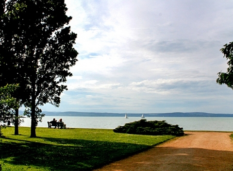 Objavte s nami Siofók - mesto ležiace na pobreží Balatonu. Pobyt s raňajkami v príjemnom Nostra Hotel Siófok iba 100 m od pláže.