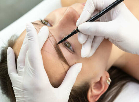 PMU Powder Brows pery alebo obočie v salóne pod Slavínom. Krásna a neodolateľná 24 hodín denne.