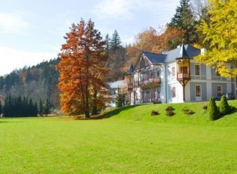 Užite si relax v najobľúbenejších moravských kúpeľoch - Luhačovice. Pobyt v rodinnom 3* penzióne Růža s kúpeľnými oplátkami a fľašou vína.