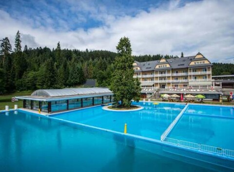 Kúpele Vyšné Ružbachy na letný wellness pobyt s kúpaním a polpenziou.