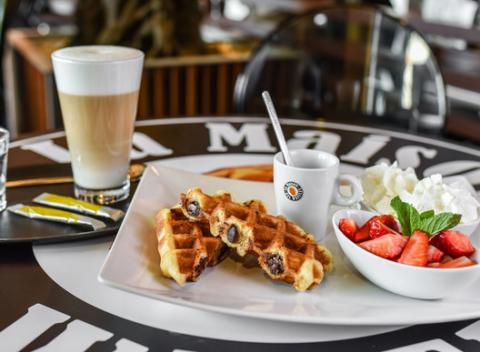 Pochutnajte si na pravej belgickej Wafle s čerstvými jahodami, belgickým nugátom, pravou šľahačkou a šálkou kávy v La Maison des Waffles.