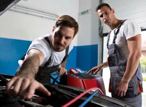 Plnenie klimatizácie auta v Pneuservis AGLOMA. Pre svieži vzduch na vašich cestách.