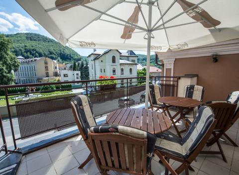 Vitajte v kúpeľnom meste zvanom Trenčianske Teplice. Last minute pobyt s raňajkami či polpenziou, vstupom do wellness v Garni hotel Praha***