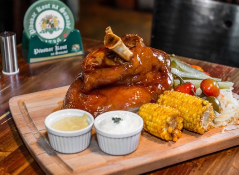 Marinované grilované bravčové koleno alebo marinované grilované bravčové rebierka pre ozajstných jedákov a k tomu pohár dobrého piva Kout.