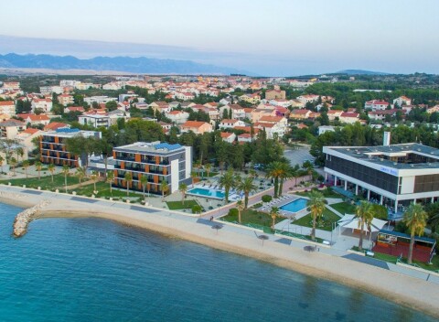 Komfortný relax na ostrove Pag v 4* hoteli s polpenziou priamo na pláži.