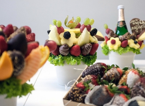 Jedinečné ovocné kytice alebo ovocná bomboniéra. Fantastický darček, v ktorom sa pohrávajú kombinácie chutí ovocia, čokolády a orieškov. 