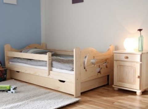 Nádherne vyrezávaná postieľka Hviezdička z kvalitného masívneho dreva borovice vrátane matraca a roštu. Vyberte deťom ten pravý obláčik.