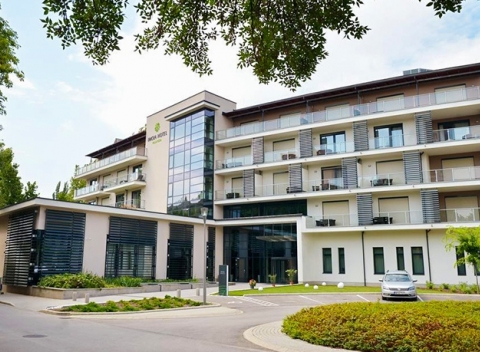 Romantický pobyt, plný relaxu v dokonalom pokoji hotela len pre dospelých. Pobyt s polpenziou a wellness v Imola Hotel Platán****, Eger.